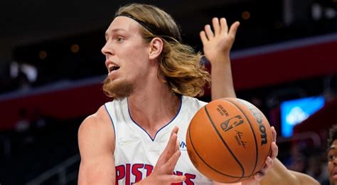 kelly olynyks buzzer beater  ot ends pistons skid  hornets