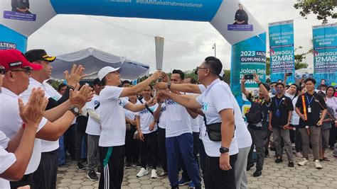 Masyarakat Gunung Mas Antusias Mengikuti Jalan Sehat Bersama Bumn