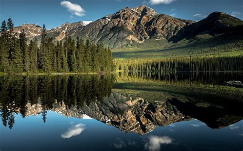 Parque Nacional Jasper reflexión bosque lago montaña Alberta