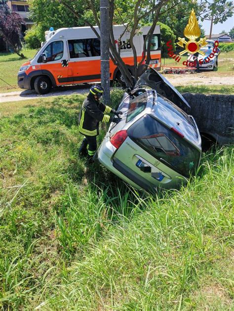 Scontro Tra Due Auto A Novi Una Si Ribalta Grave Un Enne