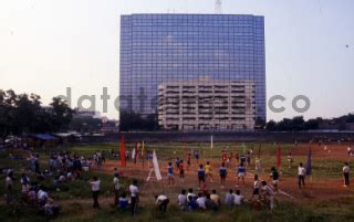 Pertandingan Bola Voli Di Tanah Kosong Kawasan Kuningan DATATEMPO