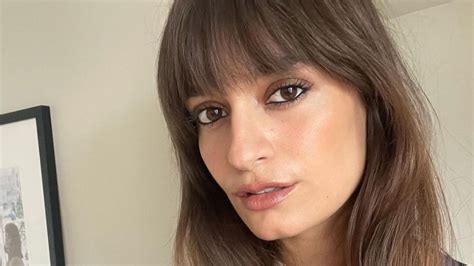 Clara Luciani La Chanteuse Enceinte De Son Premier Enfant Ironise Sur