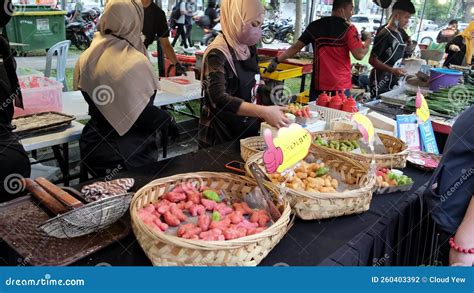 Hawker Prepare the Food Cakoi Pandan at Stall Stock Footage - Video of ...