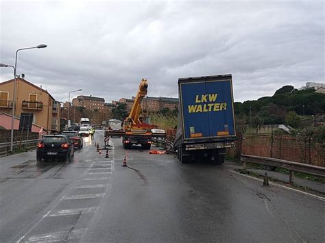 Savona Tir Perde Il Rimorchio Che Si Schianta Sul Guardrail Ivg It