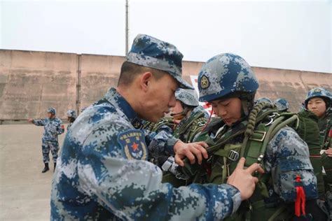 不爱红妆爱武装，“准空姐”变身空降兵！ 知乎