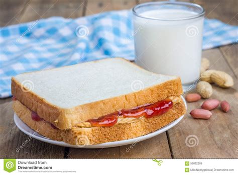 Sandwich Avec Le Beurre D Arachide Et La Confiture De Fraise Image