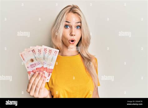 Belle Fille Blonde Caucasienne Tenant Pesos Colombiens Billets Effray S Et Tonn S Par La