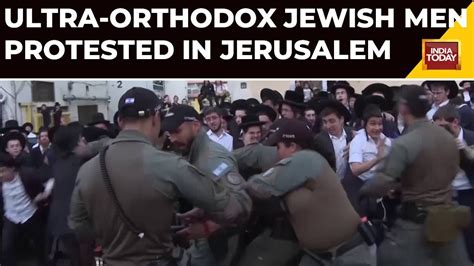 Israels Ultra Orthodox Men Scuffle With Police In Jerusalem Over New