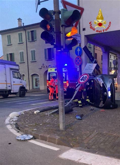 Incidente Stradale A Castel Bolognese Auto Finisce Ruote All Aria