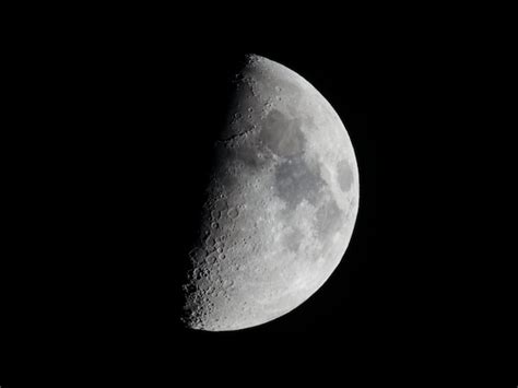 Primer Cuarto De Luna Visto Con Telescopio Foto Premium