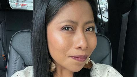 Yalitza Aparicio nos enseña cómo usar minifalda y combat boots para