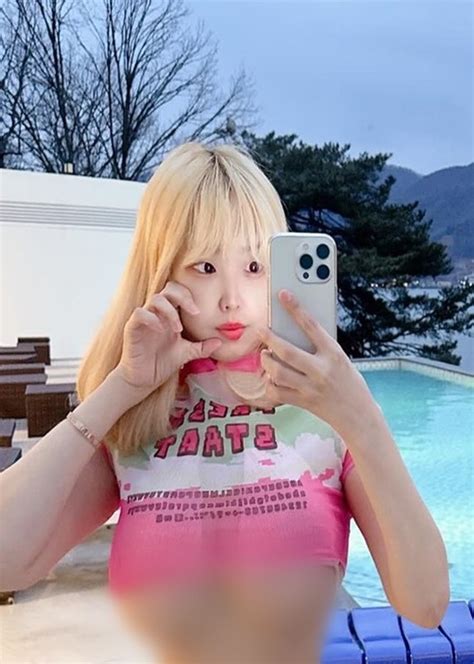 Hot girl mê mốt thả rông hở chân ngực từ nhà ra phố