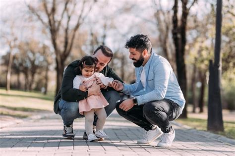 Pareja Gay Masculina Jugando Con Su Hija En El Parque Concepto De Familia Moderna Foto Premium