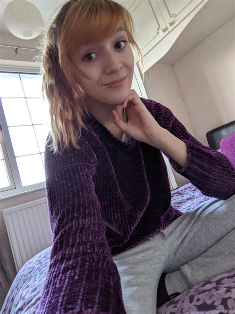 [23f] My Hair Looks Hella Cute Here Is My Lockdown Lazy Attire 👽 R