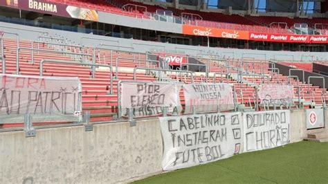 Inter Torcida expõe faixas de protesto no Beira Rio mas clube retira