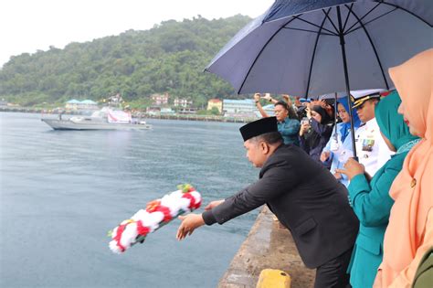 Makna Mendalam Di Balik Upacara Tabur Bunga Wakil Bupati Anambas