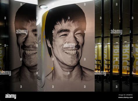 Enormes Carteles De Bruce Lee Se Ven En La Exposici N El Gobierno De