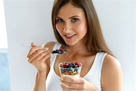 Donna In Buona Salute Della Prima Colazione Con Vetro Di Yogurt Delle