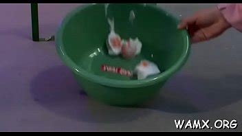 Top notch femelles dans des scènes de porno smutty avec de la nourriture XVIDEOS