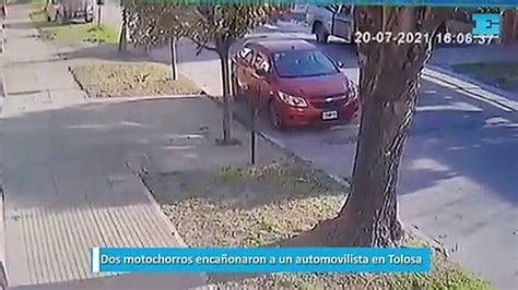 Dos motochorros encañonaron a un automovilista en Tolosa Vídeo