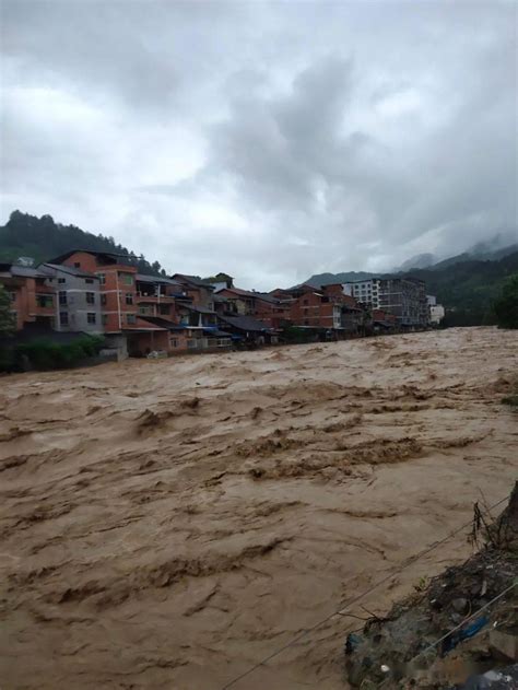 重庆13个区县出现暴雨，主城中心城区涨水，重庆发布今夏首个洪水预警！龙潭