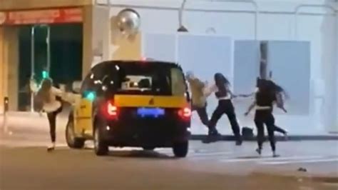 Video Captan Salvaje Agresi N De Cuatro J Venes A Un Taxista En Espa A