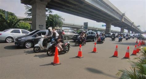 Situasi Lalin Kalimalang Mulai Dipadati Pemudik Motor Ke Arah Cikarang