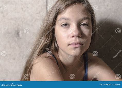 Fille Triste Et Seule Près De Mur Image Stock Image Du Fille émotion