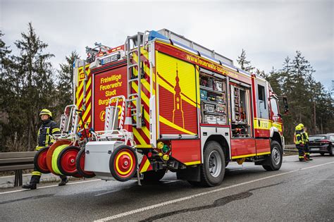 Verkehrsunfall Zwischen Pkw Und Lkw Endet Glimpflich Freiwillige