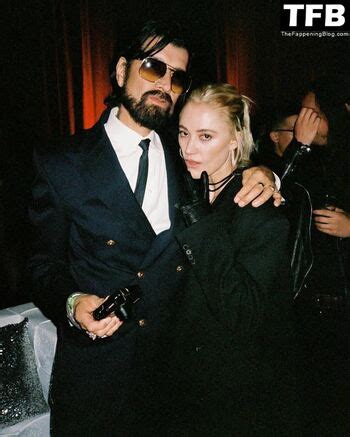 Maika Monroe Flashes Her Nude Tits Photos Thefappening