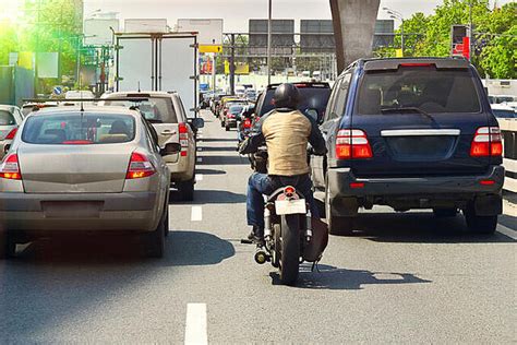 バイクのすり抜けは「アリ」か「ナシ」か！二輪車のすり抜け行為は道交法違反とはいえない 健康通信