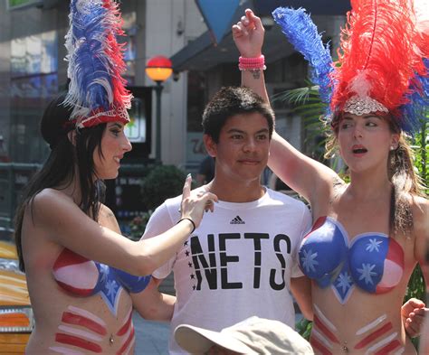 Venezolanas Posan Desnuditas En El Time Square De Nueva York Y Ganan