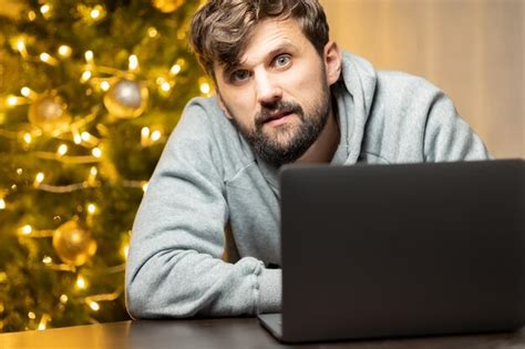 Un Homme Qui Travaille Le Soir Du Nouvel An S est Incliné Devant Un