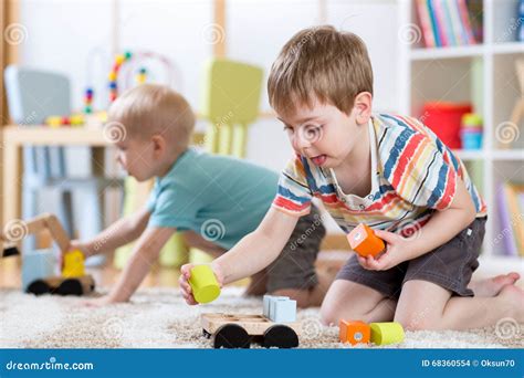 Barn Som Spelar Med Leksaker I Dagis Eller Daycare Eller Hem Arkivfoto