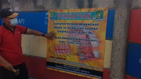 Warga Bekasi Bikin Sayembara Untuk Tangkap Pembuang Sampah Sembarangan