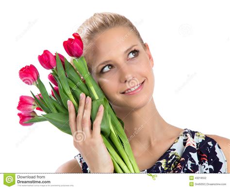 Mulher Que Guarda Um Grupo Do Ramalhete Vermelho Das Tulipas Das Flores