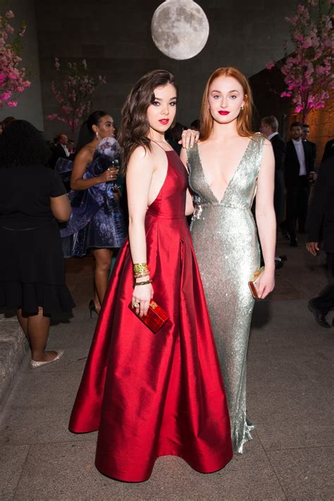 Hailee Steinfeld and Sophie Turner : r/gentlemanboners