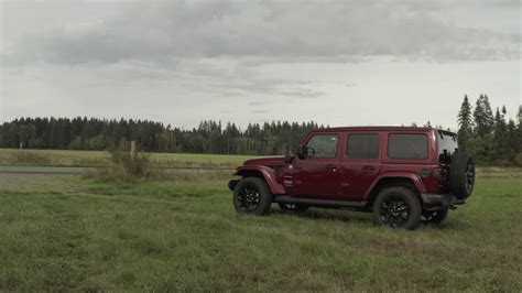 Vídeo de arquivo Premium Panning drone shoot de um jipe wrangler