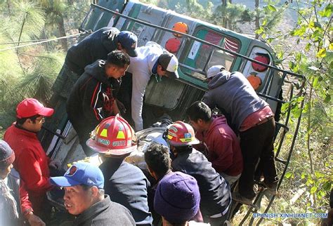 Autob S Cae A Barranco En Guatemala Y Deja Al Menos Muertos