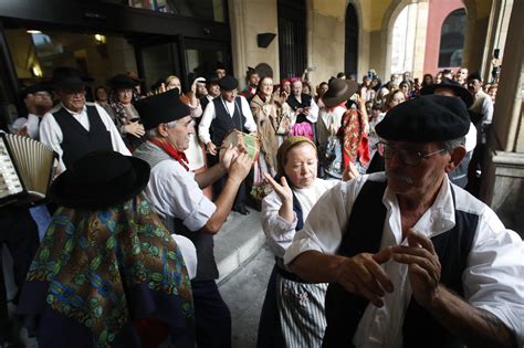 Coimbra y Gijón sellan su alianza por el folclore en imágenes La