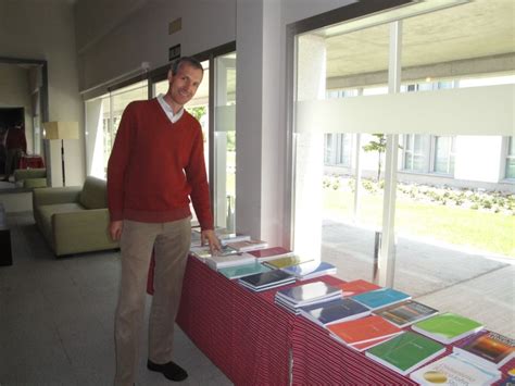 Rodolfo fiel con su mesa de libros Unión Médica Evangélica