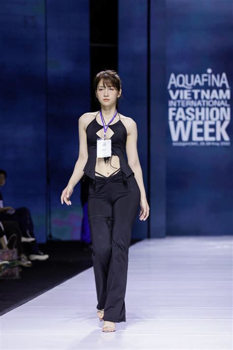 Khi dàn hot TikToker thích tạo nét trên sàn catwalk chuyên nghiệp Người mang cặp đùi cầu thủ