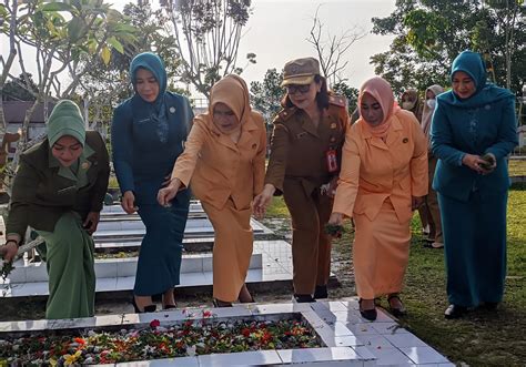 Dalam Rangka Peringatan Hari Ibu Ke 94 Dp3appkb Prov Kalteng Ziarah