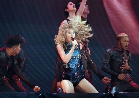 Taylor Swift: Performing on her Reputation World Tour -12 | GotCeleb