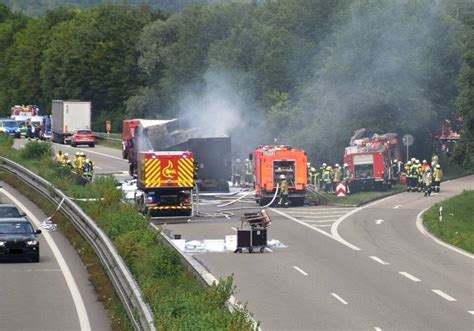 A6 Bei Bretzfeld Lkw Brennt Nach Auffahrunfall Fahrer Stirbt Update