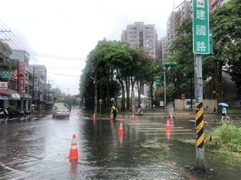 桃園八德同和、建國路口積水 警方交通管制 生活 自由時報電子報