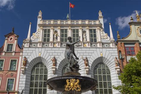 Artus Court Dwor Artusa Und Neptun Brunnen In Der Altstadt Von Danzig