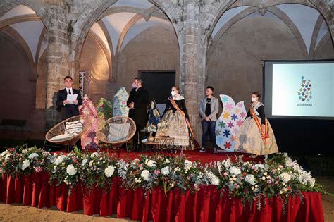 La Hoguera Mercado Central Dona Un Ninot Al Ayuntamiento Para