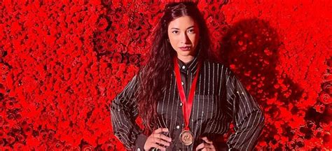 Mitchie Rivera Nominada A Mejor Canci N Pop Deslumbra En Los Latin