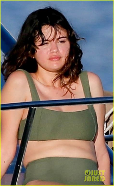 Selena Gomez Soaks Up The Sun In A Green Bikini On Vacation In Hawaii